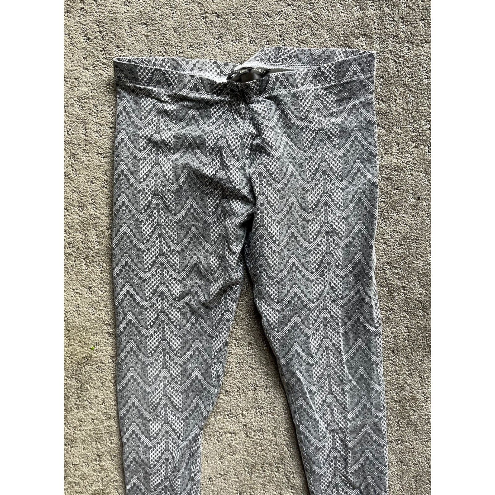 Victoria's Secret Victoria's Secret Leggings Allover Print Gym XS Gray Size 26" / US 2 / IT 38 - 2 Thumbnail