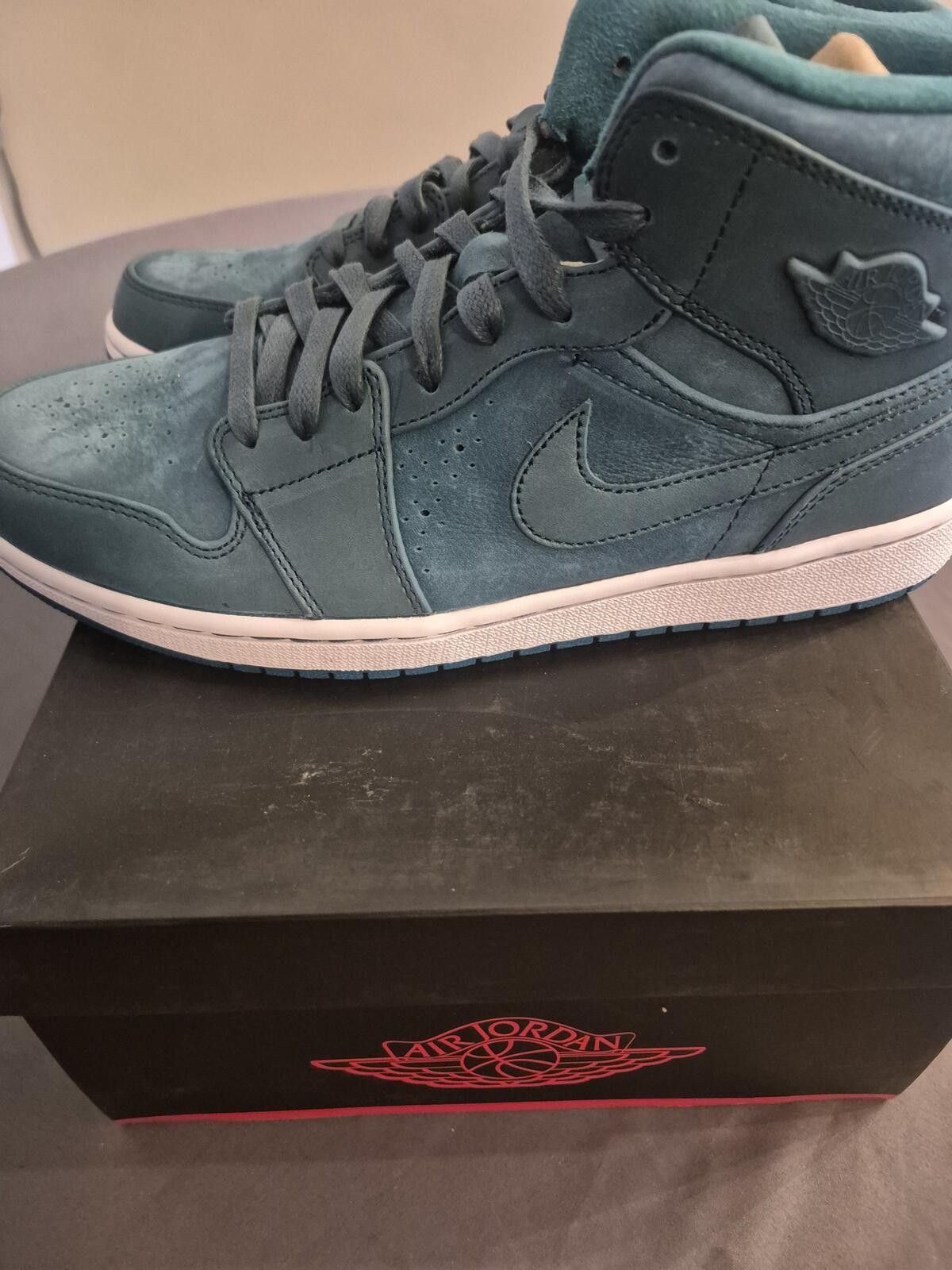 Jordan Brand Air Jordan 1 Mid Noveau Size 10.5 M Size US 10.5 / EU 43-44 - 4 Thumbnail