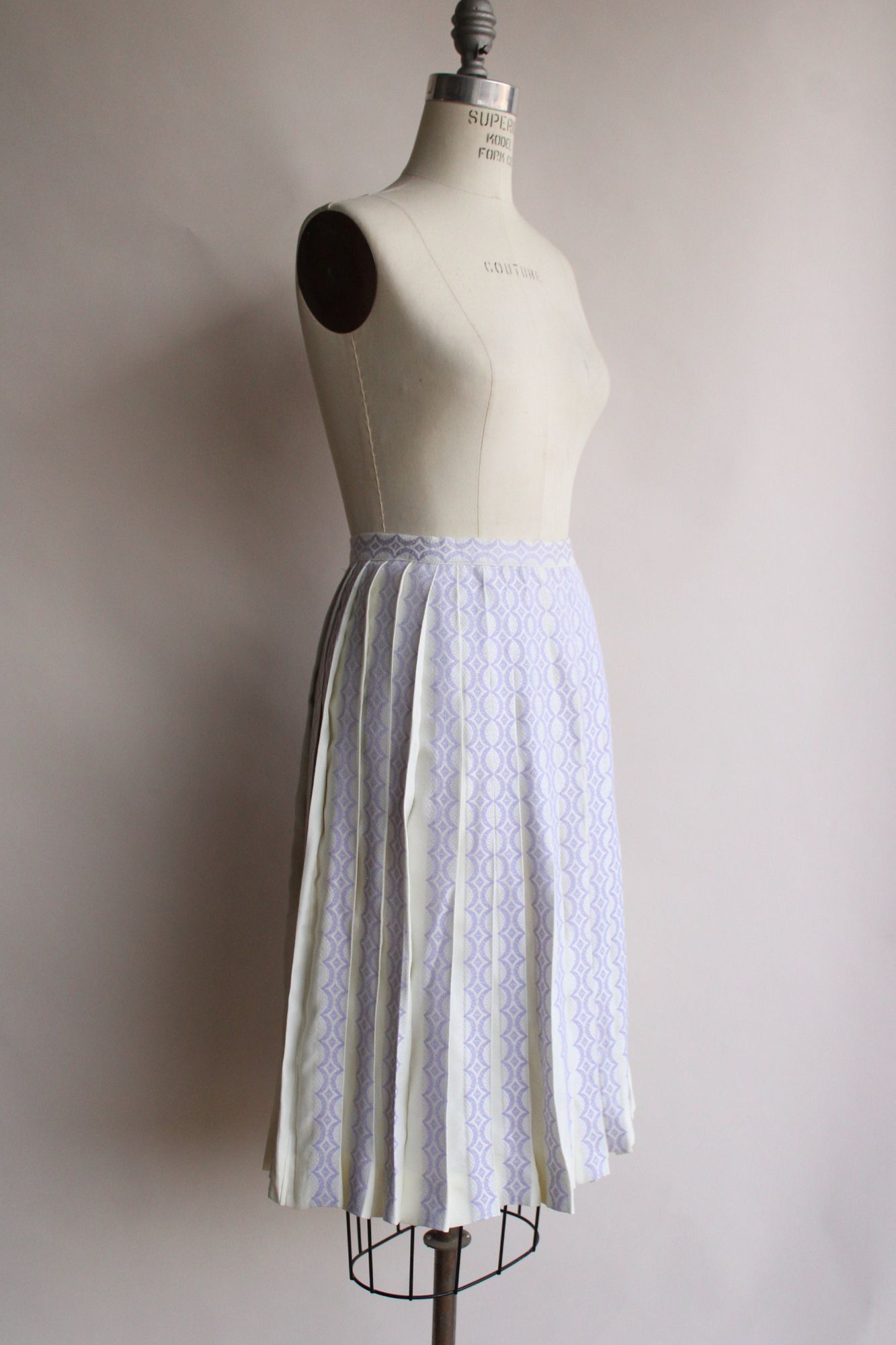 Vintage Vintage 1960s Skirt, Bobbie Brooks Pleated Purple and White Size 27" / US 4 / IT 40 - 5 Thumbnail