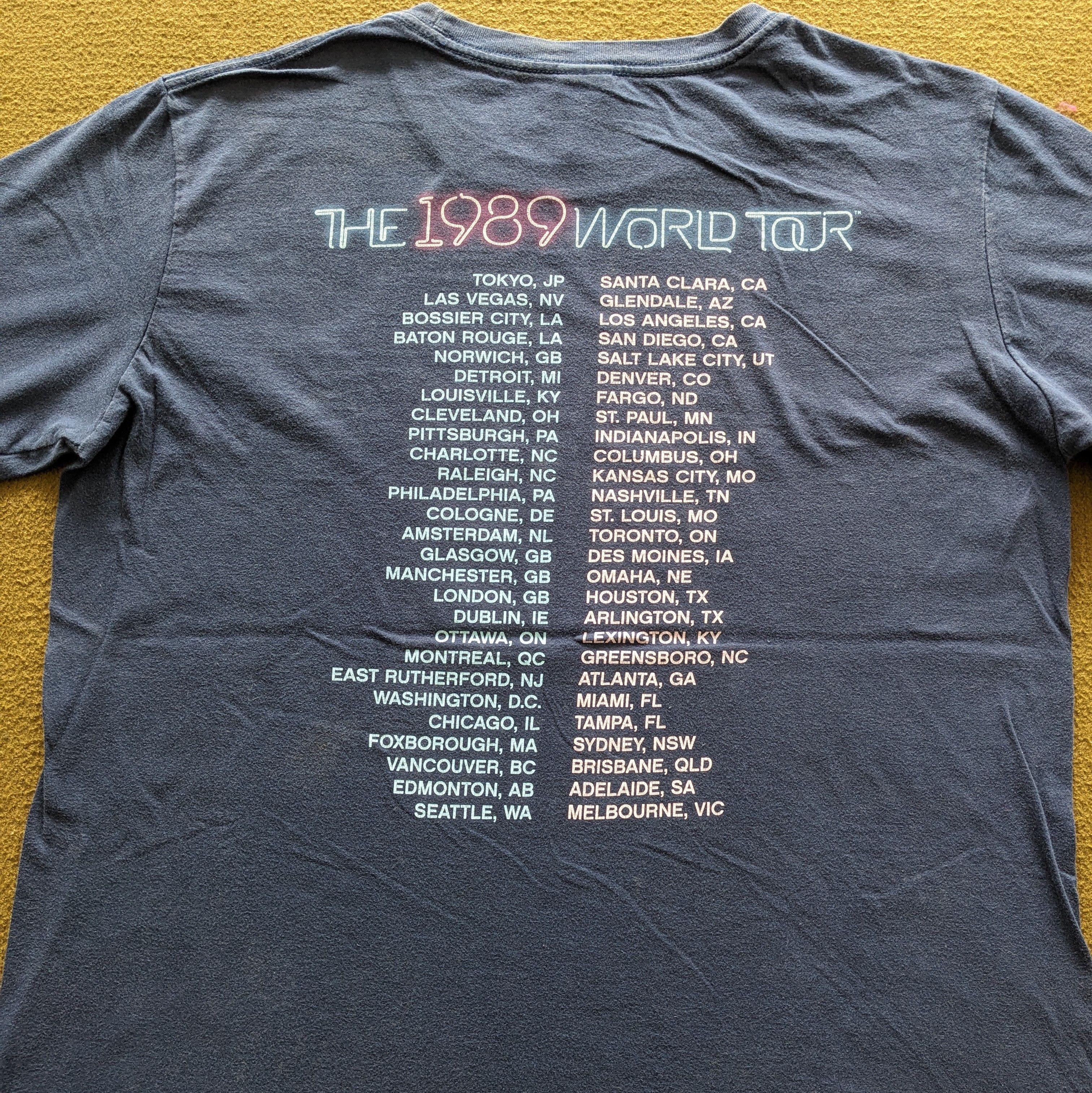 Vintage Vintage Taylor Swift American Singer World Tour T-shirt Size US M / EU 48-50 / 2 - 4 Thumbnail