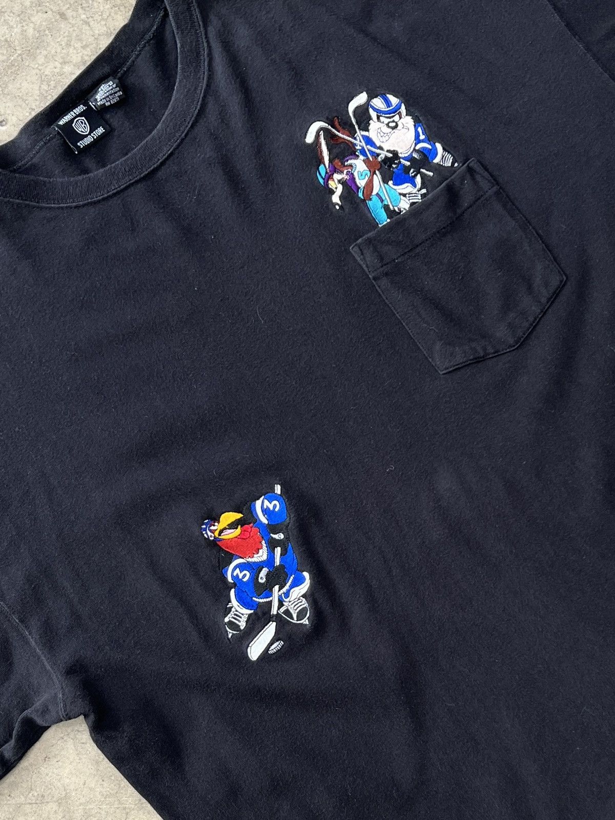 Warner Bros Vintage Warner Bros Looney Tunes Taz Hockey Pocket Tee XXL Size US XXL / EU 58 / 5 - 1 Thumbnail
