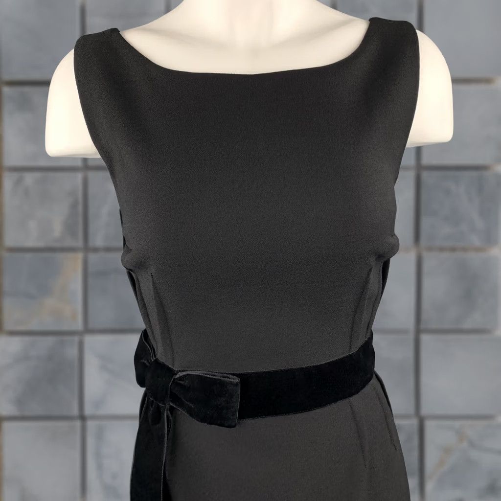 Dolce & Gabbana DOLCE & GABBANA Size 4 Black Virgin Wool Sleeveless Velvet Bow Shift Dress Size S / US 4 / IT 40 - 1 Thumbnail