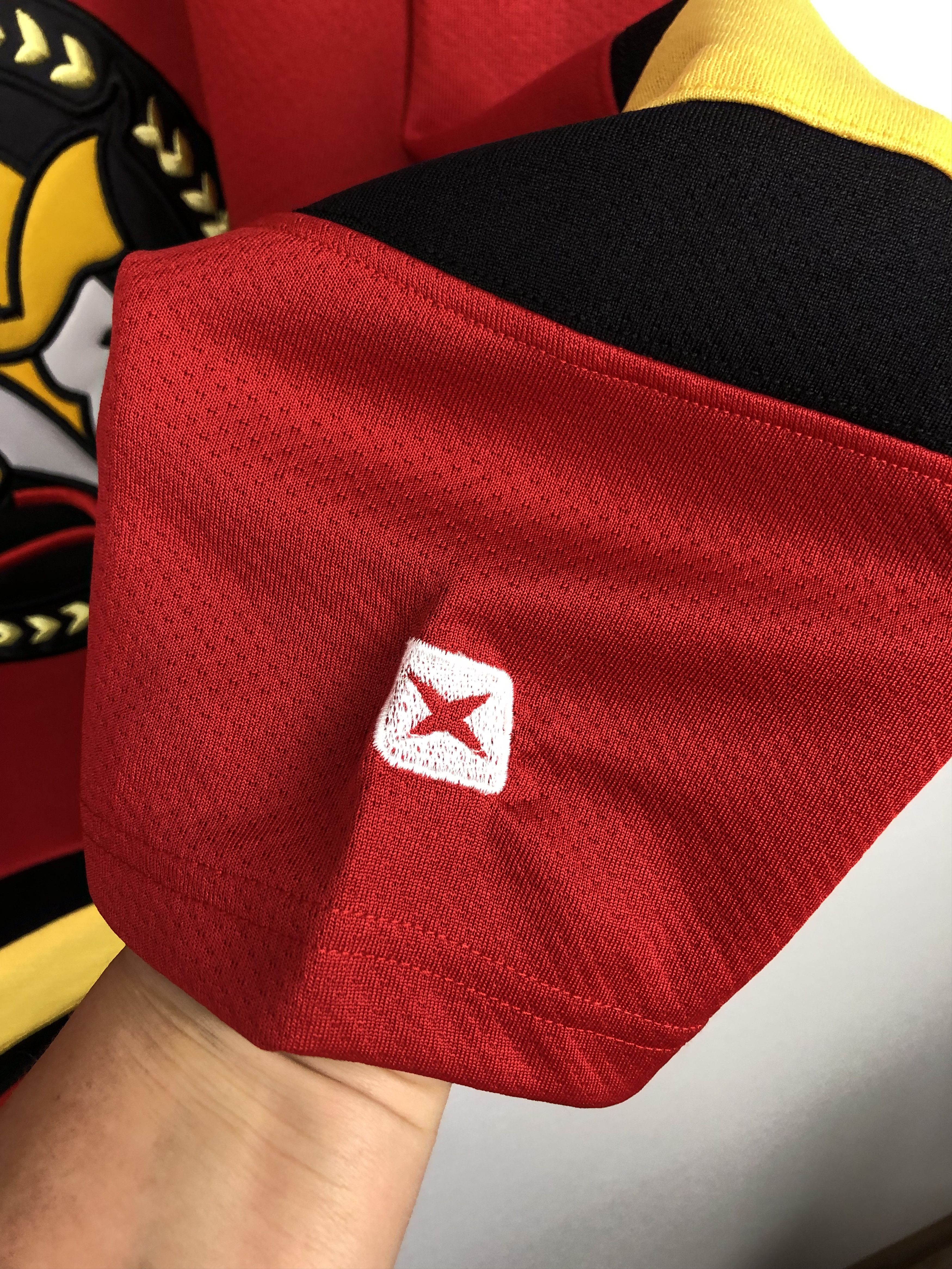 NHL Vintage 90's Ottawa Senators Hockey Jersey NHL Red Shirt Size US M / EU 48-50 / 2 - 6 Thumbnail