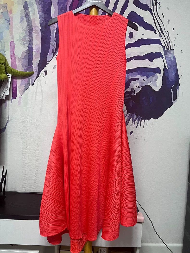 Issey Miyake Issey Miyake size:3 Watermelon red pleated dress Size S / US 4 / IT 40 - 1 Thumbnail