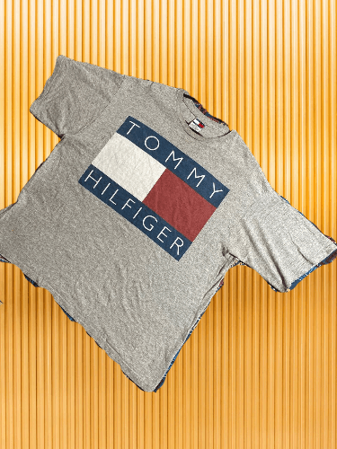 Tommy Hilfiger Vintage 90's Tommy Hilfiger Big Flag Print Graphic Tee Size US XL / EU 56 / 4 - 1 Thumbnail