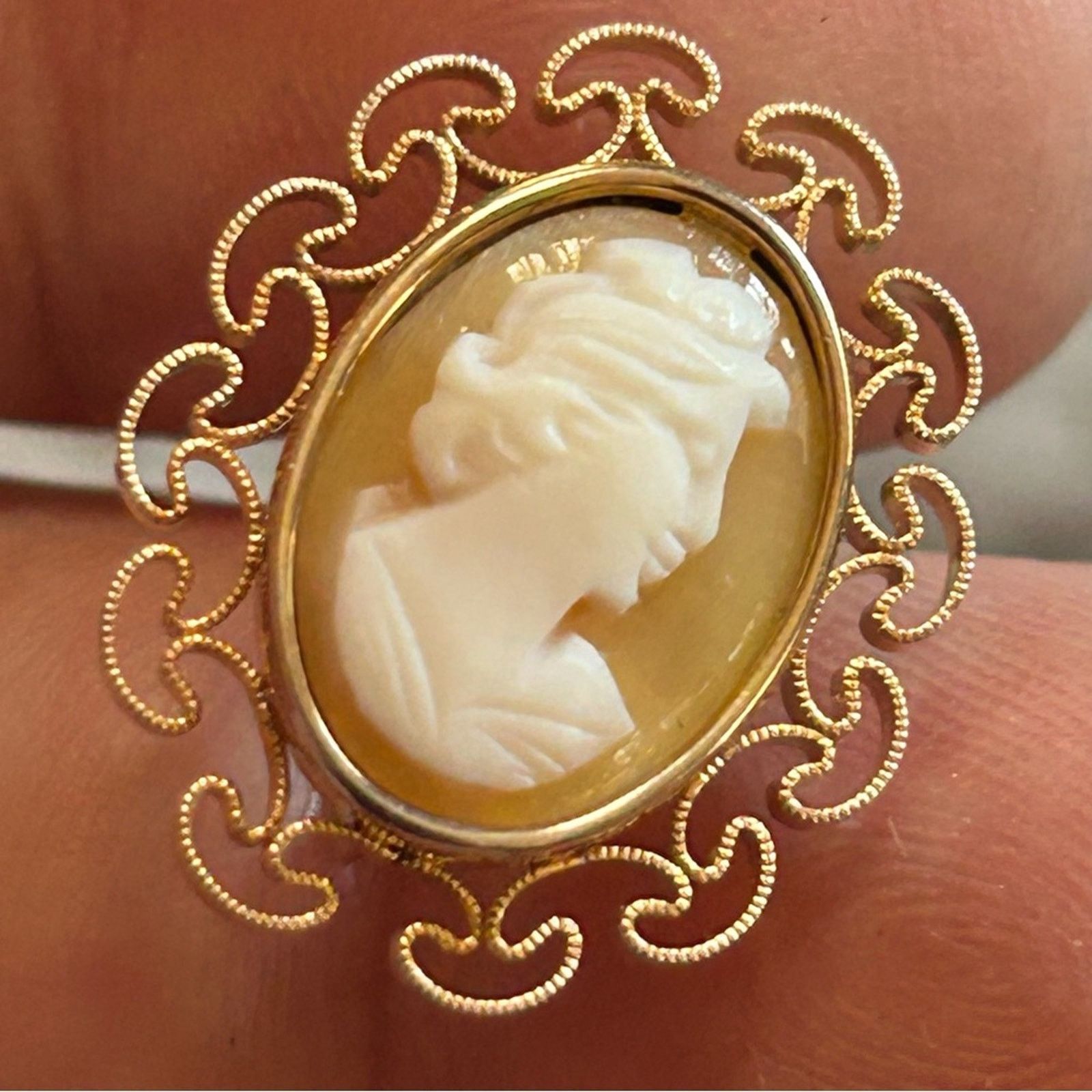 Vintage Vintage Krementz carved shell cameo 14kt gold earrings Size ONE SIZE - 11 Thumbnail