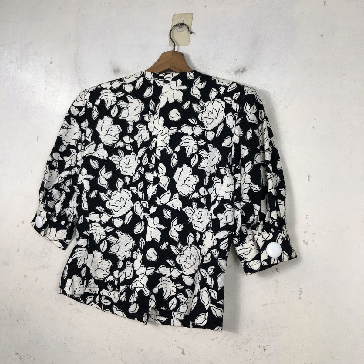 Givenchy 📌Cropped Short Sleeve Givenchy Nouvelle Boutique Paris Size M / US 6-8 / IT 42-44 - 14 Thumbnail