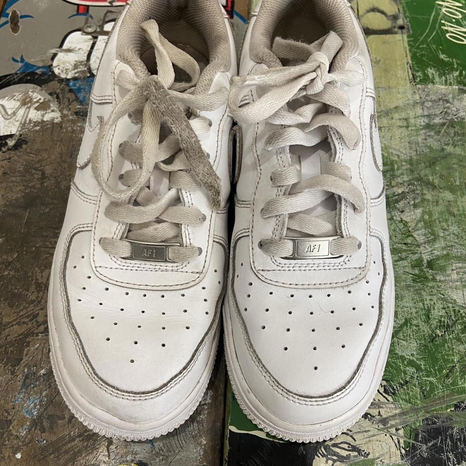 Nike Nike Air Force 1 kids white sneakers size 5.5y Size US 5.5 / EU 38 - 2 Thumbnail