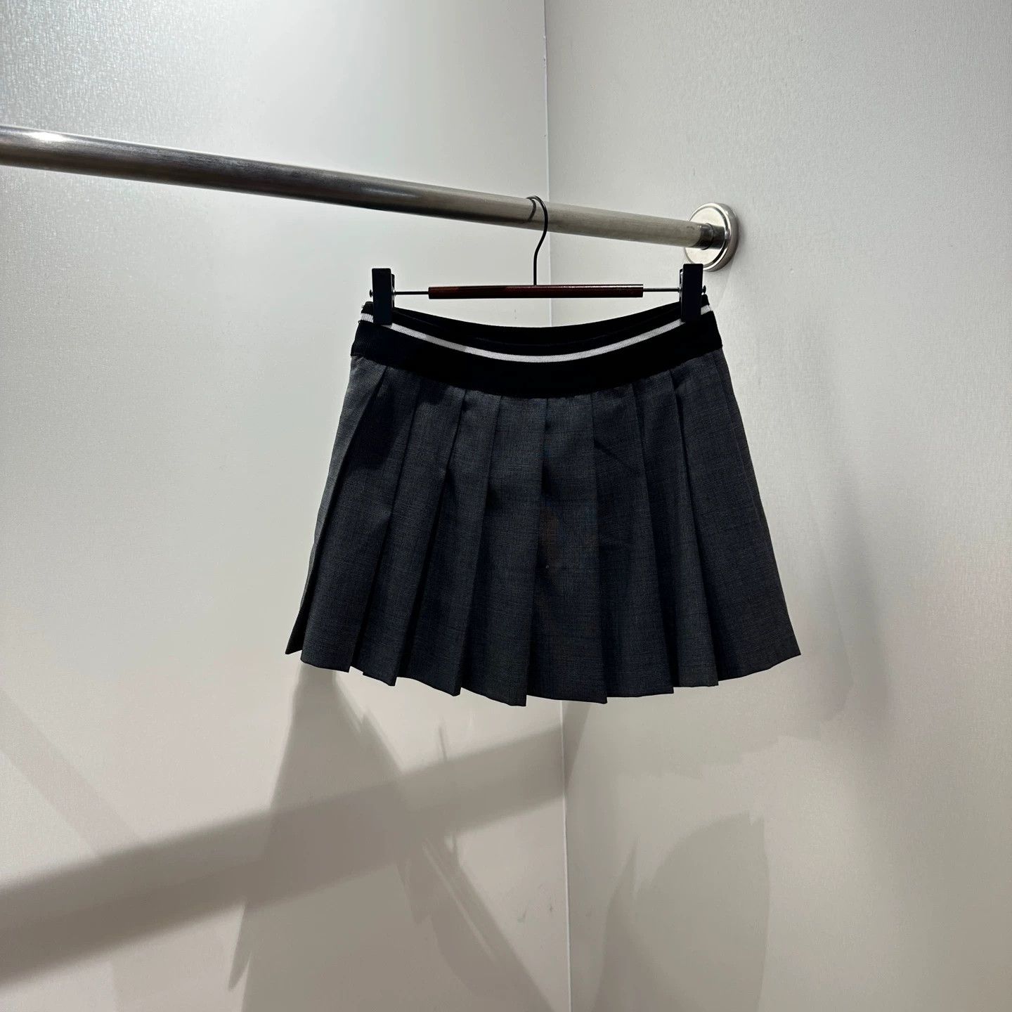 Miu Miu MIU MIU Logo Lettered Wool Pleated Skirt 36 Size XS / US 0-2 / IT 36-38 - 2 Thumbnail
