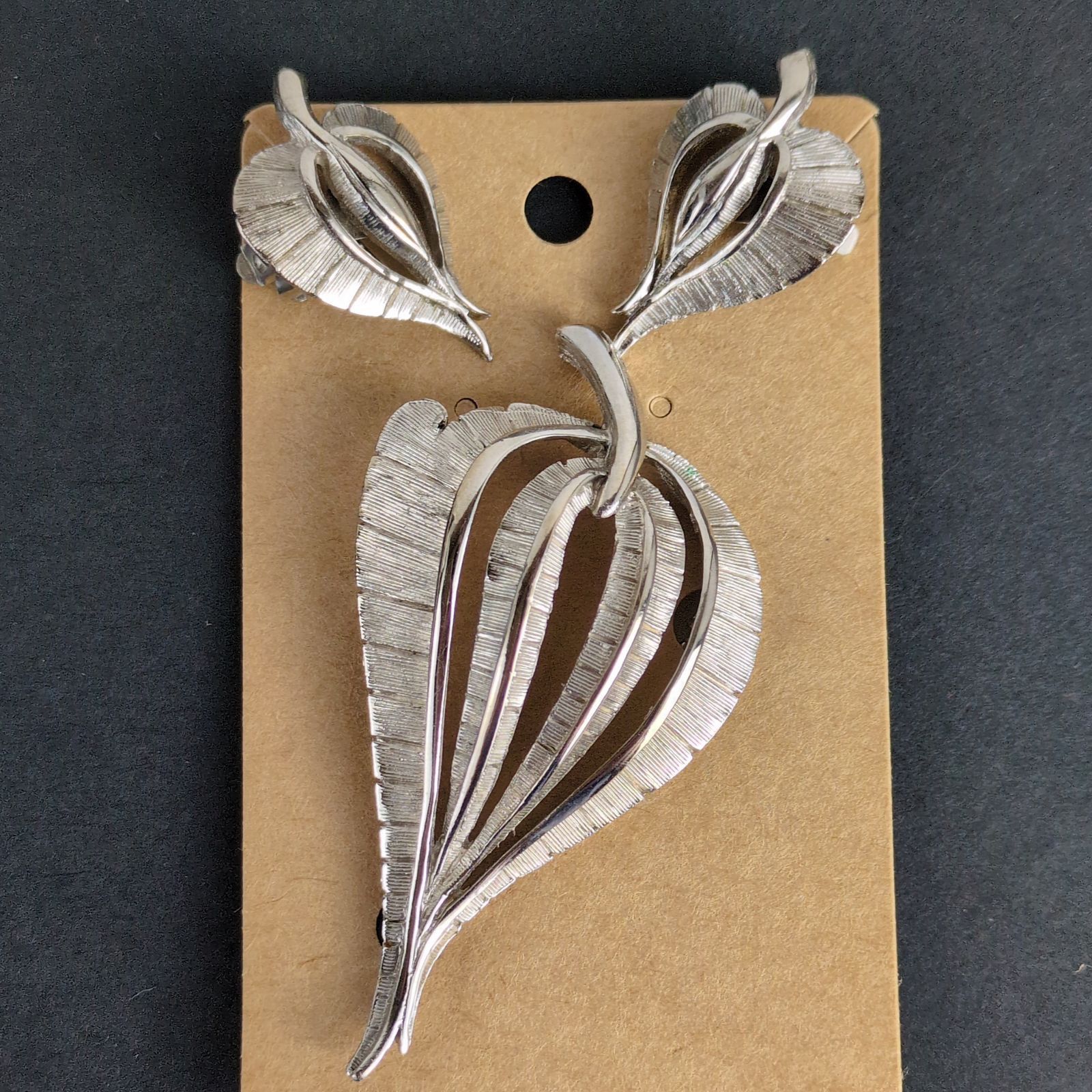 Vintage Mid-Century Silvertone Leaf Brooch Pin Clip-On Earrings Set Size ONE SIZE - 1 Thumbnail