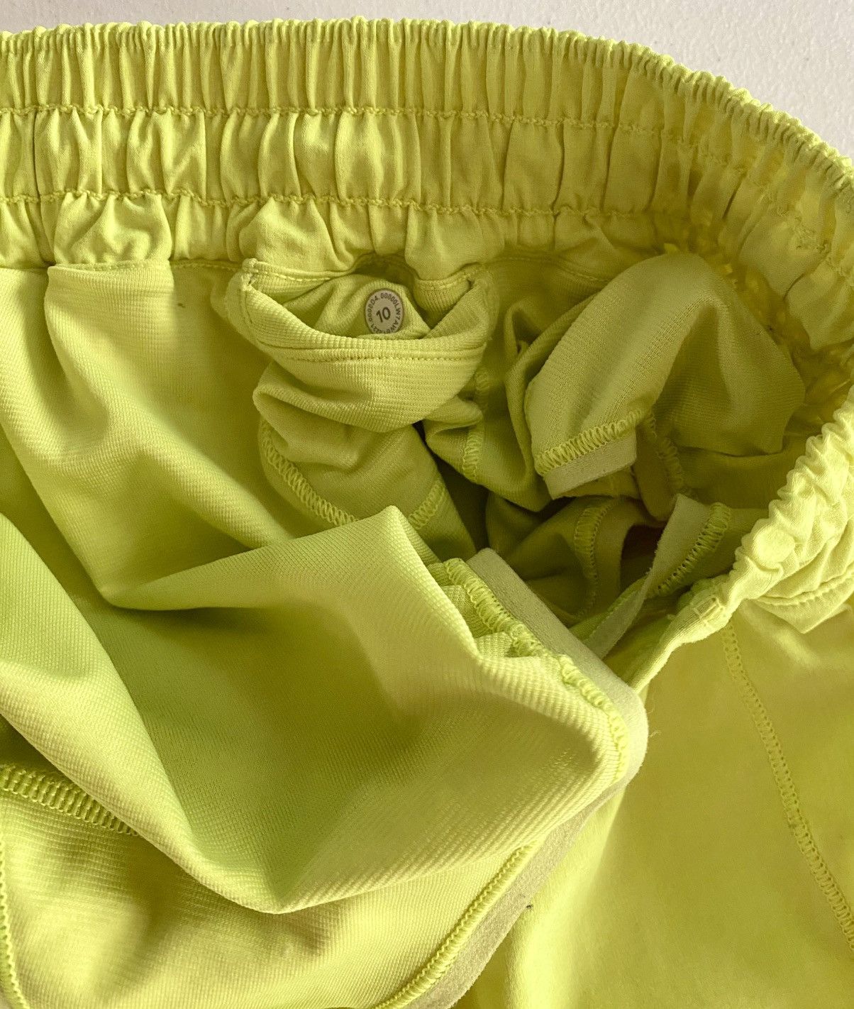 Lululemon Hotty Hot High-Rise Short 4" Lined Highlight Yellow 10 VGC Size 32" / US 10 / IT 46 - 5 Thumbnail