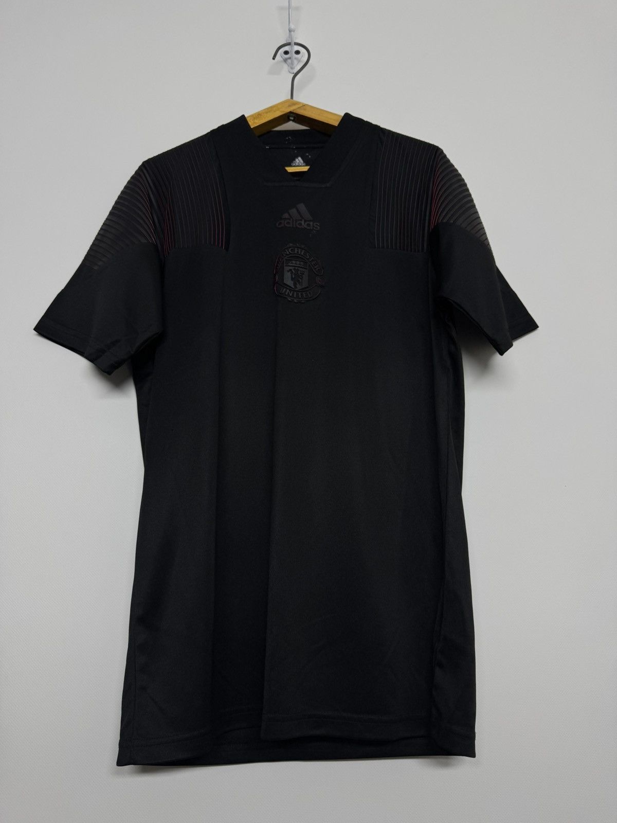 Adidas MANCHESTER UNITED 2018/2019 FOOTBALL SHIRT RETRO STYLE Size US S / EU 44-46 / 1 - 7 Thumbnail
