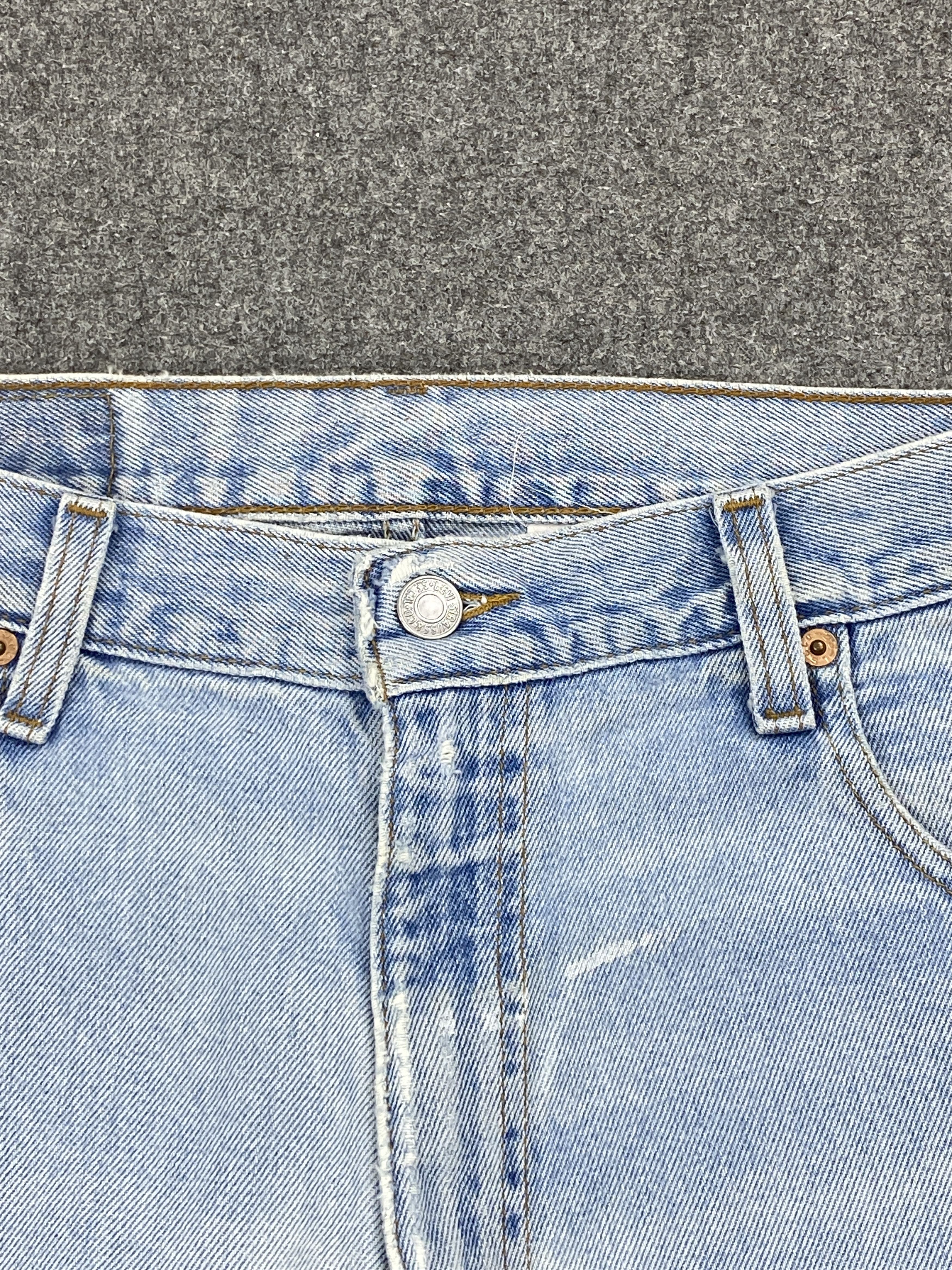 Levi's × Vintage Distressed Vintage 90s Levis 560 Light Wash Jeans DP2323 Size US 33 - 9 Thumbnail