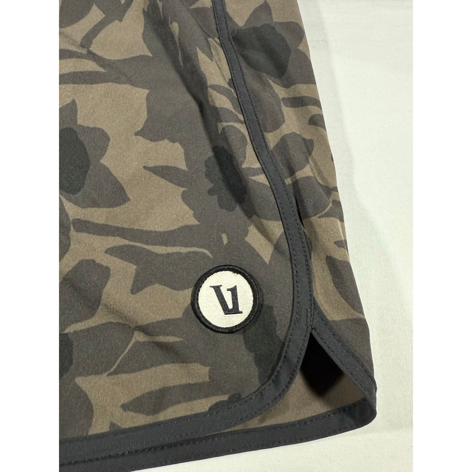 Vuori Vuori Mens Camo Floral Board Shorts Swim Trunks Drawstring Size US 36 / EU 52 - 2 Thumbnail