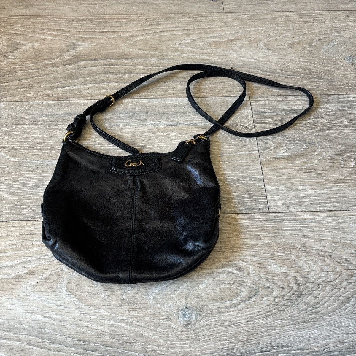 Coach Coach crossbody bag with gold touch! Size ONE SIZE - 1 Preview