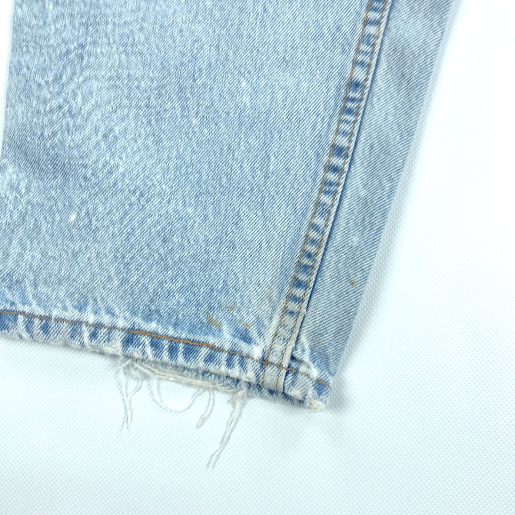 Levi's VINTAGE Levi's 560 Jeans Mens 32x33 Light Wash 90s Distress Tapered Blue Jeans Distressed Mens 90s Size US 32 / EU 48 - 4 Thumbnail