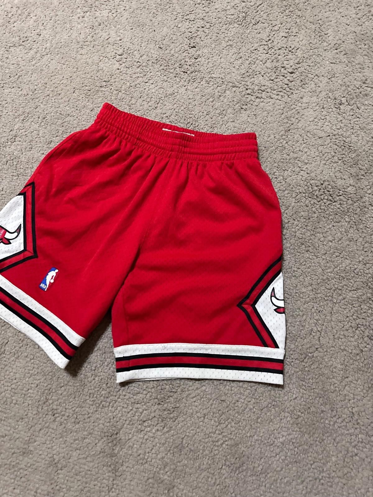 Mitchell & Ness NBA CHICAGO BULLS 1997/1998 BASKETBALL HOME SHORTS SIZE S Size US 30 / EU 46 - 3 Thumbnail