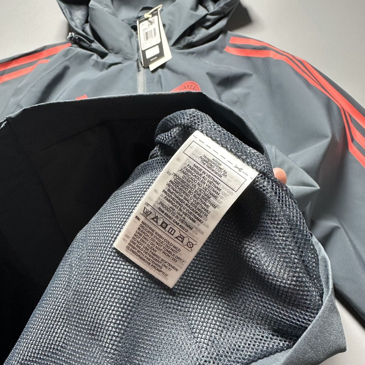 Adidas NWT BAYERN MUNICH 2025/2026 FOOTBALL SOCCER TRAINING JACKET Size US S / EU 44-46 / 1 - 8 Thumbnail