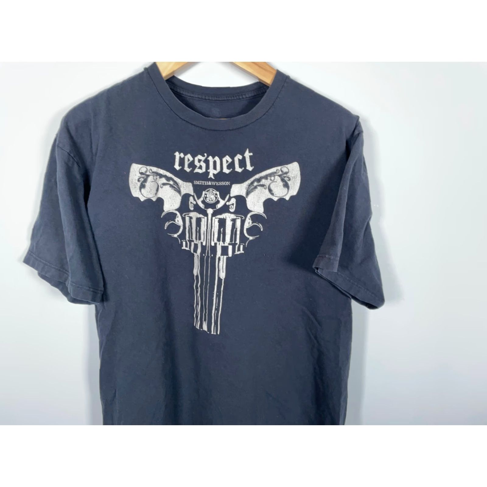 Vintage Smith & Wesson Respect T-Shirt Mens Large Black White Print Graphic Logo Vintage: No Regular Crew Neck Short Sleeve Cotton 100% with flaws Size US L / EU 52-54 / 3 - 4 Thumbnail
