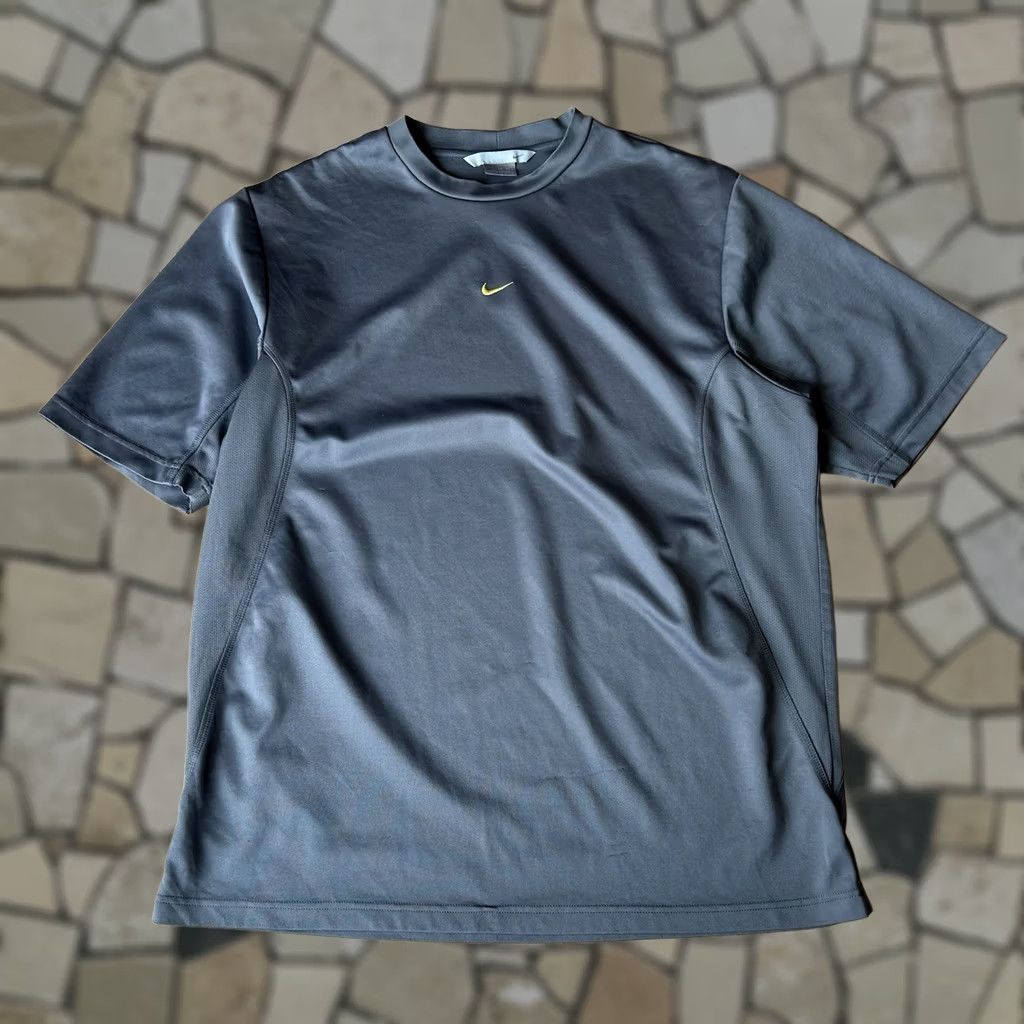 Nike Nike Essentials Center Swoosh Performance Shirt Gray 2XL Mens Short Sleeve Polyester Distressed 2000s Vintage Nike Shirt Size US XXL / EU 58 / 5 - 1 Thumbnail