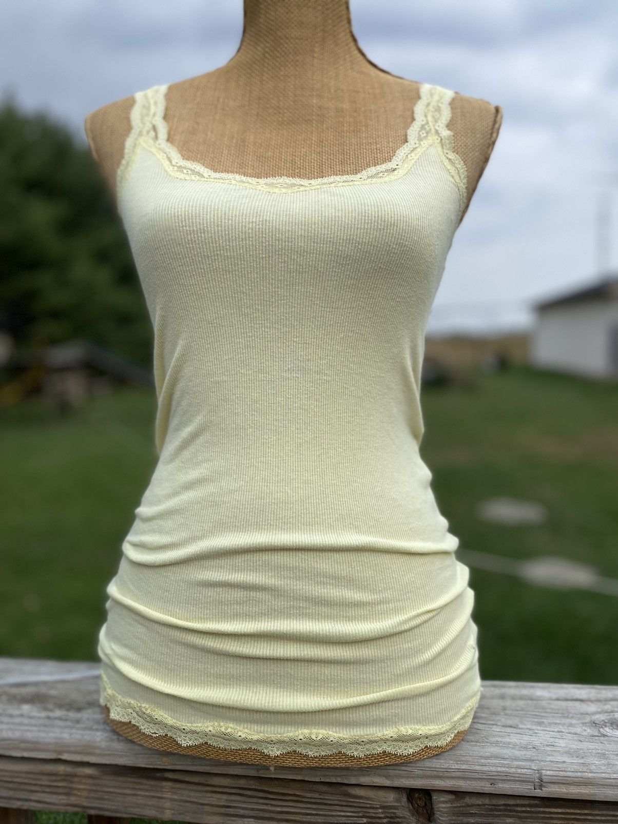 American Eagle Outfitters Vintage 07 American Eagle Tank Top Yellow Lace Trim Small Size S / US 4 / IT 40 - 1 Thumbnail