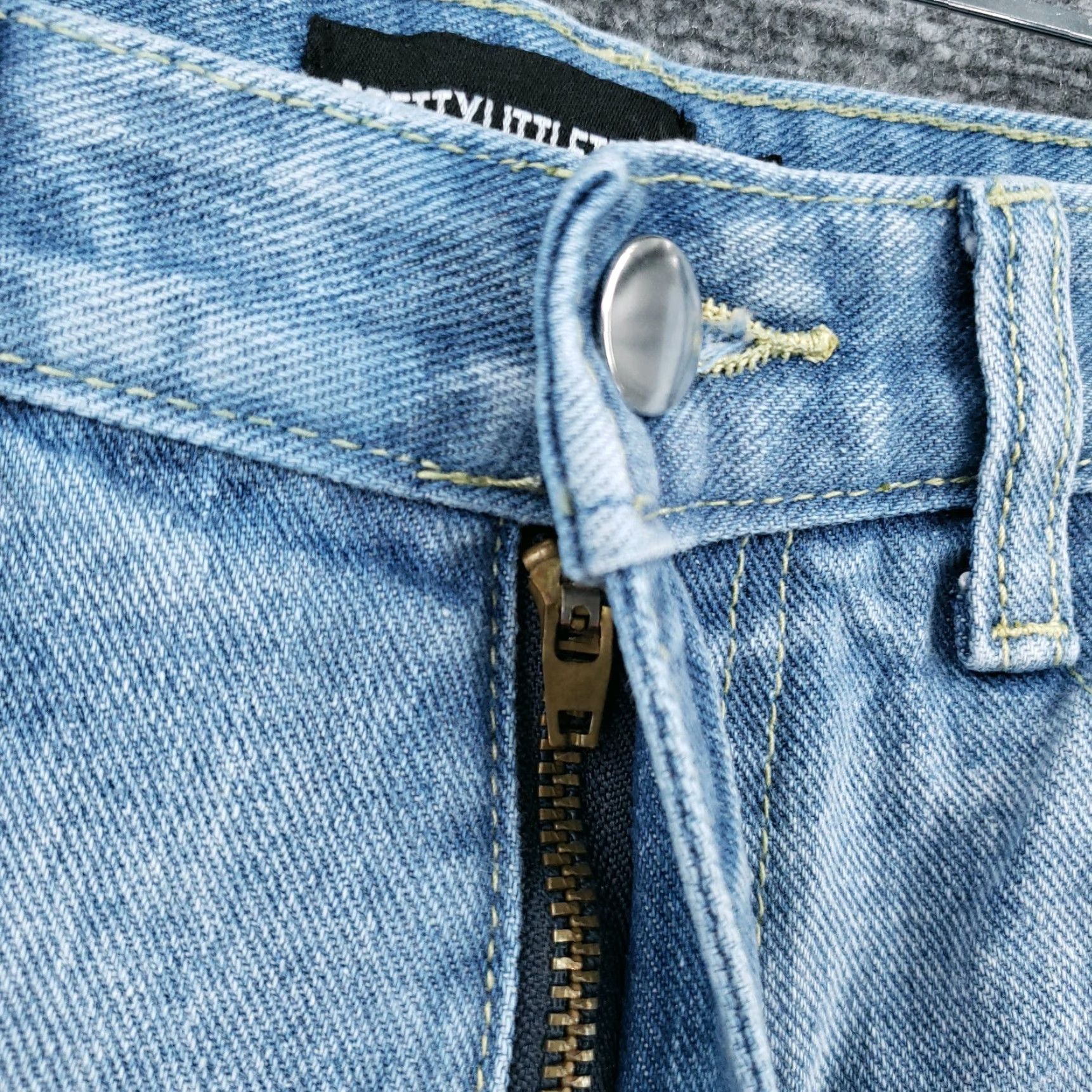 PrettyLittleThing Pretty Little Thing Shorts Womens 6 Blue Mom High Rise Denim Light Wash Spring Summer 6 Womens Blue Jeans Shorts Size 28" / US 6 / IT 42 - 6 Thumbnail