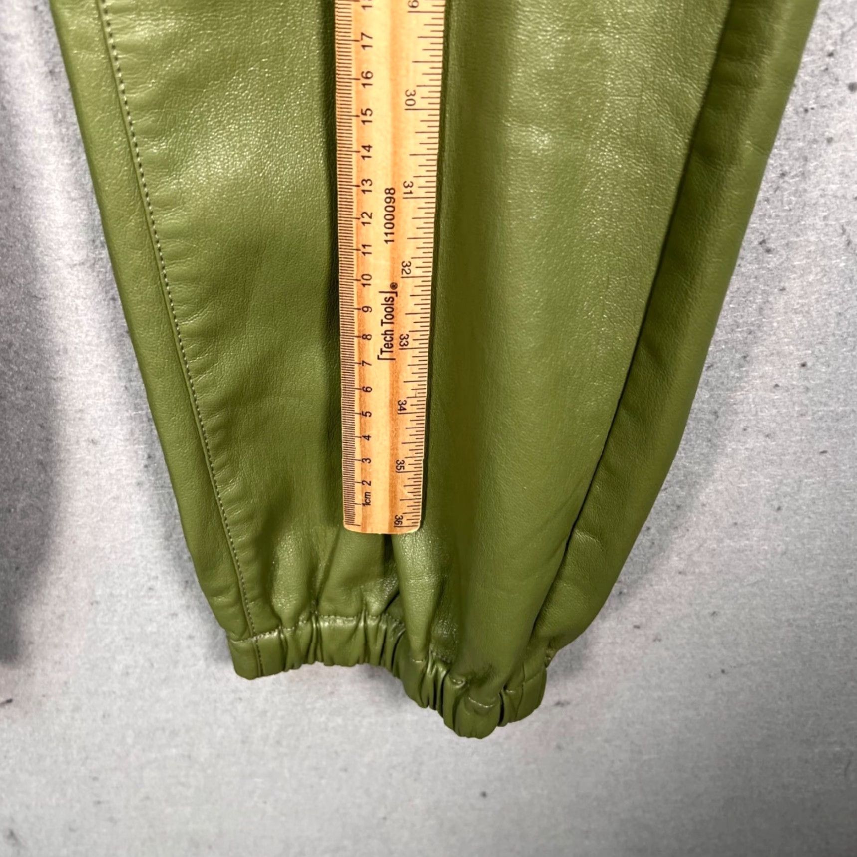 Vintage Wilfred Cargo Joggers Womens Medium Green Faux Leather Polyester Polyurethane Tapered 28in Inseam High Rise Slim Casual Pants Mens Womens Girls Size 32" / US 10 / IT 46 - 6 Thumbnail