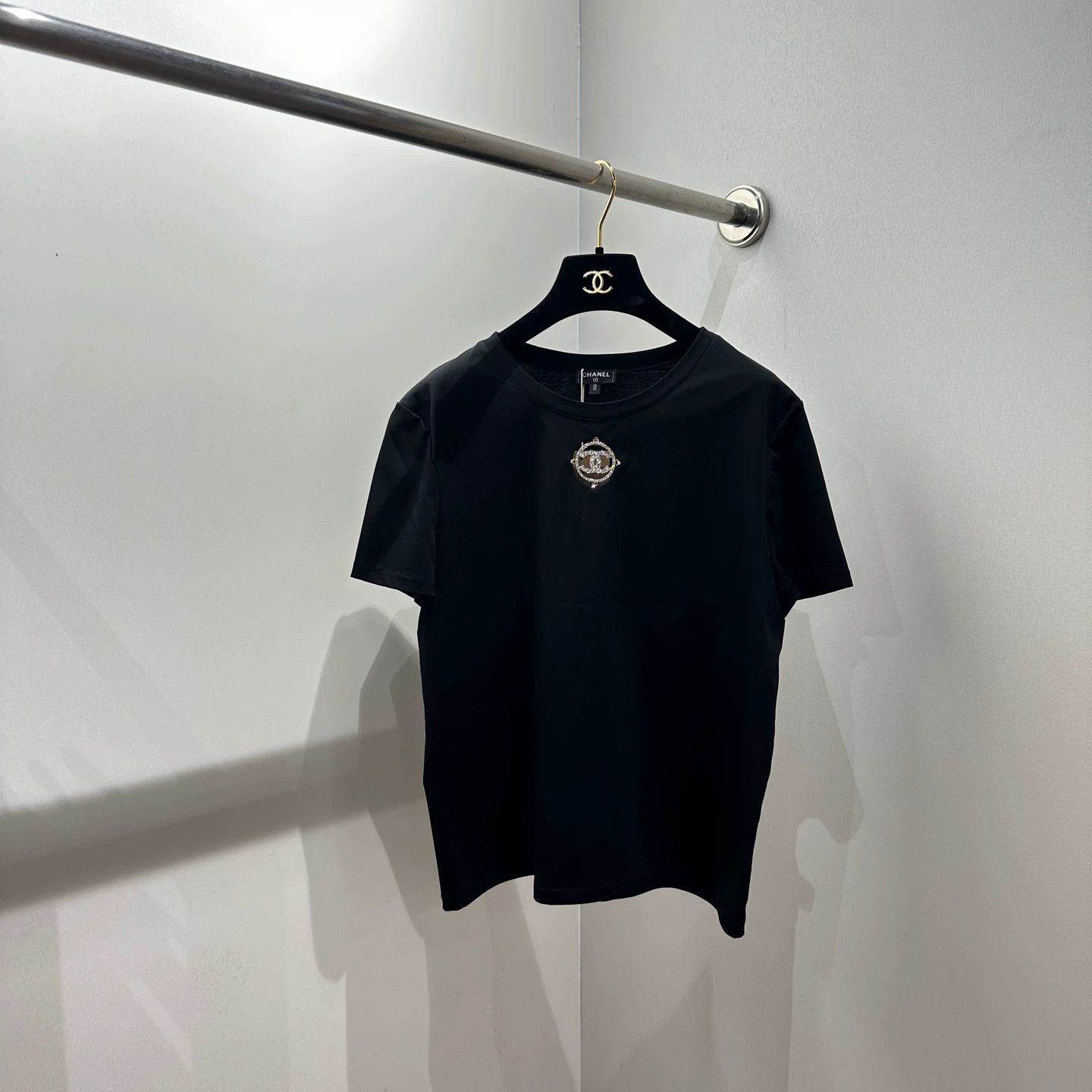 Chanel Chanel apr237 s/s tee medallion rhinestone logo cotton 38/40 Size S / US 4 / IT 40 - 1 Thumbnail