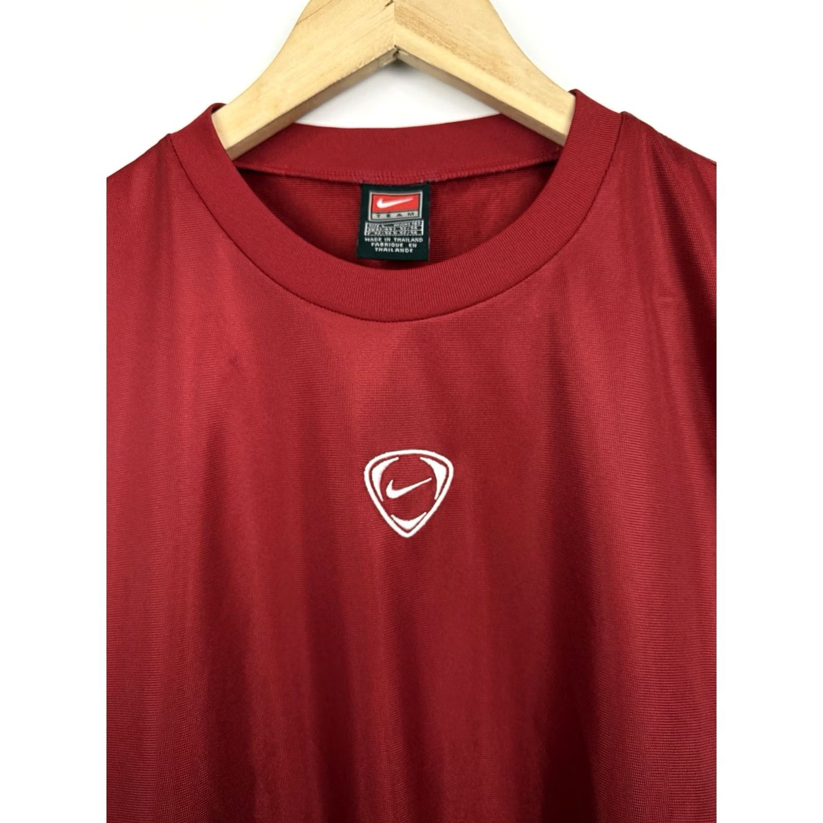 Nike VINTAGE Nike Total Ninety Center Swoosh Retro T-Shirt Mens L Red 90s Shirt Shirt Mens L Red Nike 90s Size US L / EU 52-54 / 3 - 4 Thumbnail