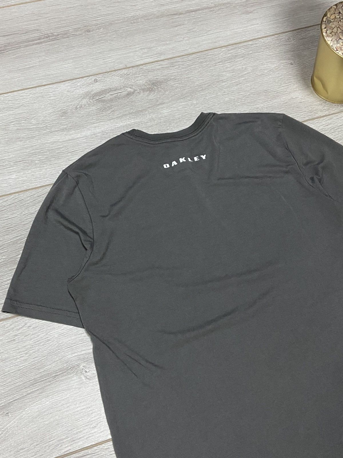 Vintage Oakley vintage big circle logo t-shirt Size US S / EU 44-46 / 1 - 7 Thumbnail
