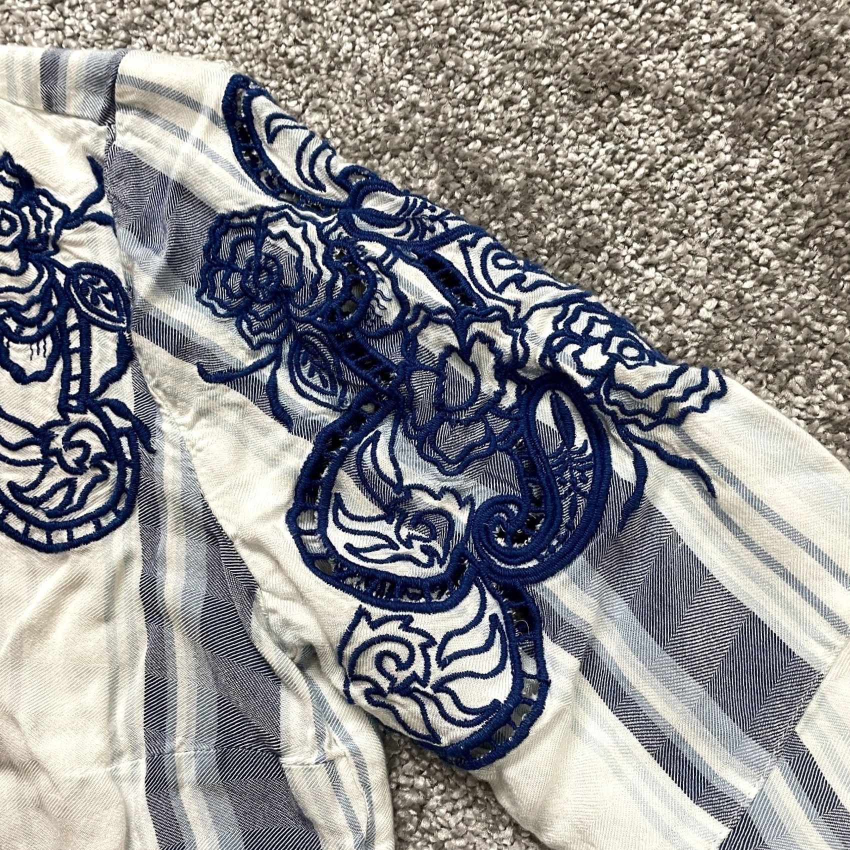 Vintage Chico's Blouse Shirt Womens 2P XS White Blue Striped Embroidered Knit Rayon V-Neck 3/4 Sleeve Patchwork? Size XS / US 0-2 / IT 36-38 - 4 Thumbnail