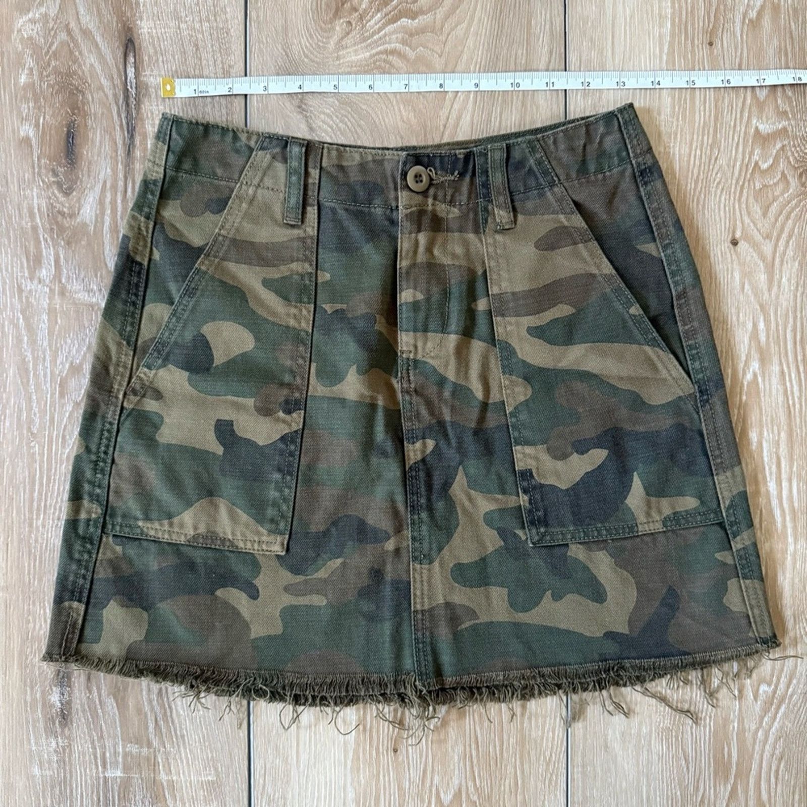 BLANKNYC Blank NYC Chain of Command Green Camo Print Denim Mini Skirt Size 26" / US 2 / IT 38 - 7 Thumbnail
