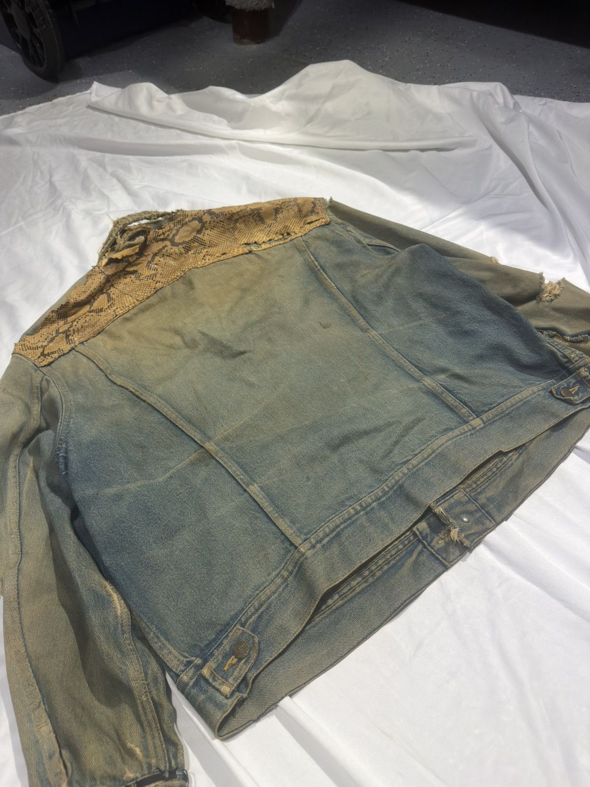 Other Vintage Lee Rider Trucker w/ 80+ Hard Rock Pins Size US L / EU 52-54 / 3 - 5 Thumbnail