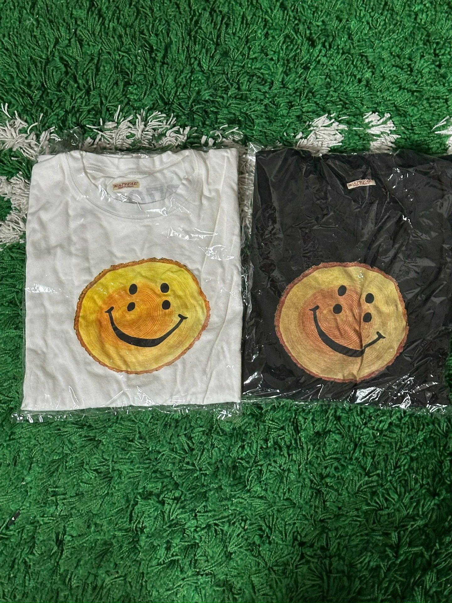 kapital smiling face four eyes short sleeves