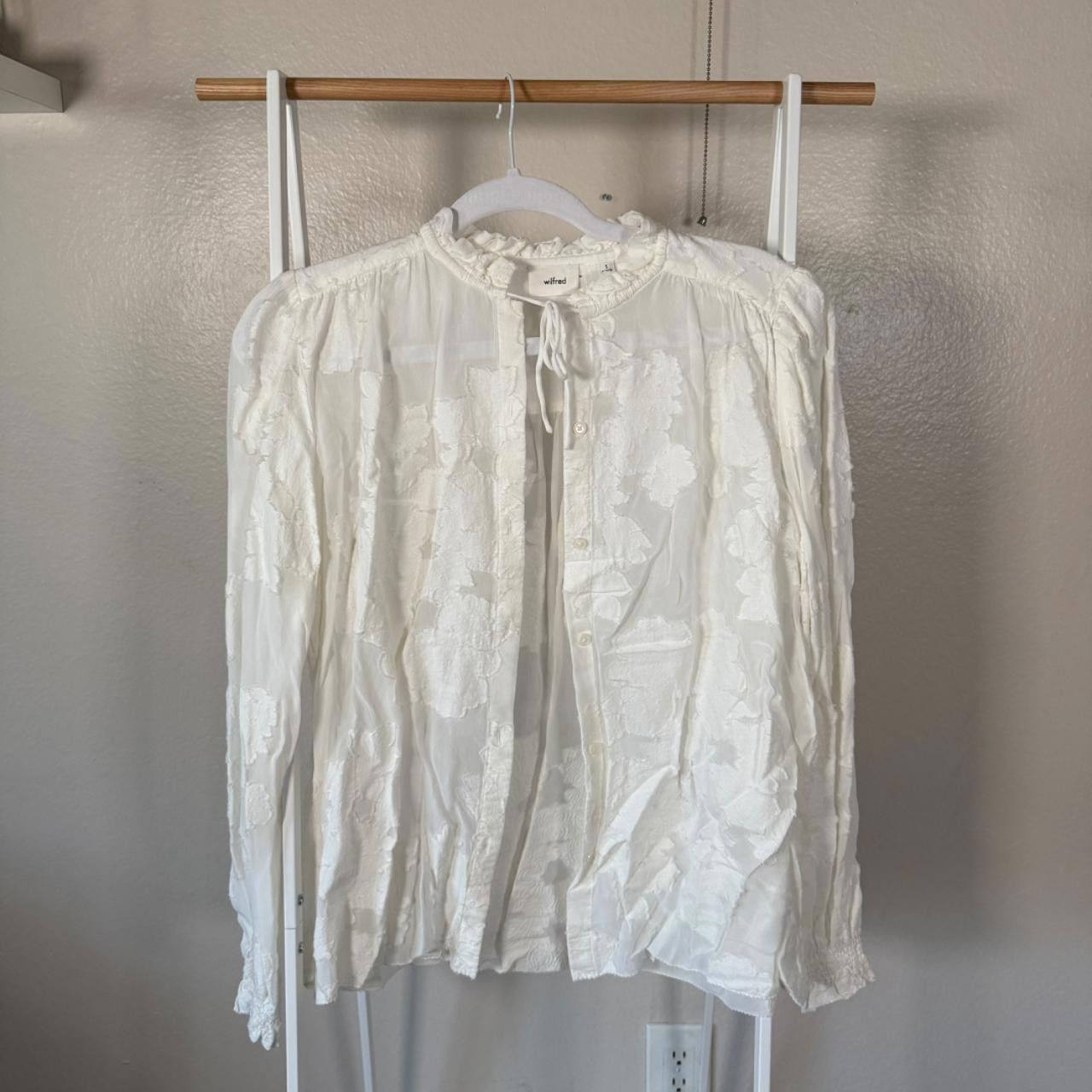Aritzia white floral button up🤍 Size S / US 4 / IT 40 - 1 Thumbnail