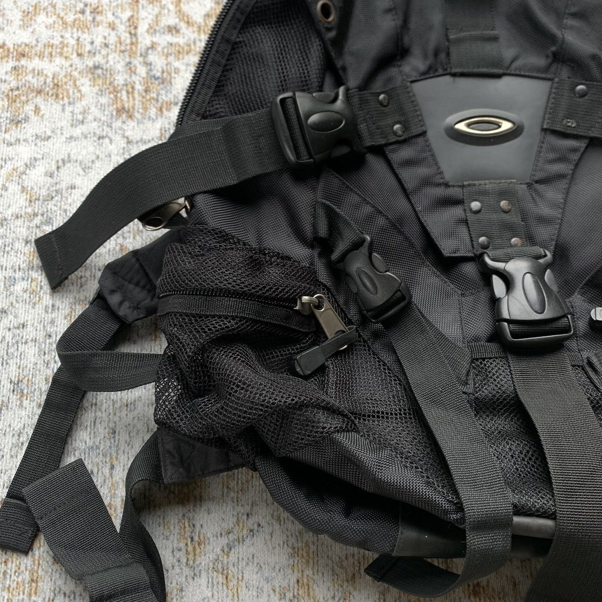 Oakley Vintage Rare Oakley Icon Backpack 1.0 Black - Y2K Bag Size ONE SIZE - 5 Thumbnail