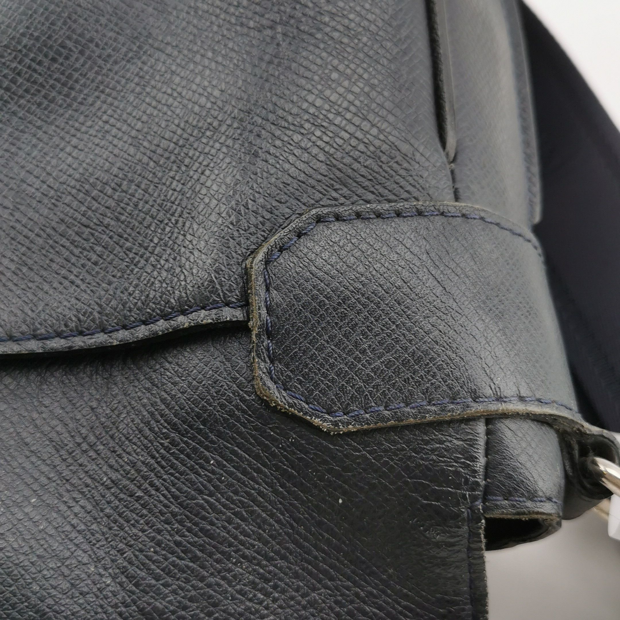 Louis Vuitton Louis Vuitton (LV) Taiga leather solid color flap letter lo Size ONE SIZE - 3 Thumbnail
