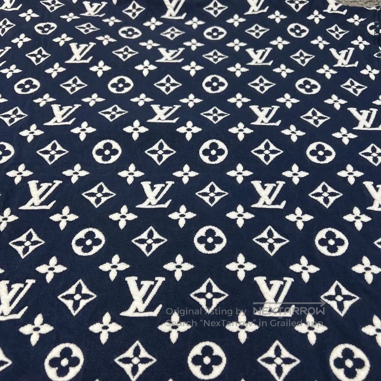 Louis Vuitton louis vuitton logo embossed sweatshirt in navy. Size US XL / EU 56 / 4 - 6 Thumbnail