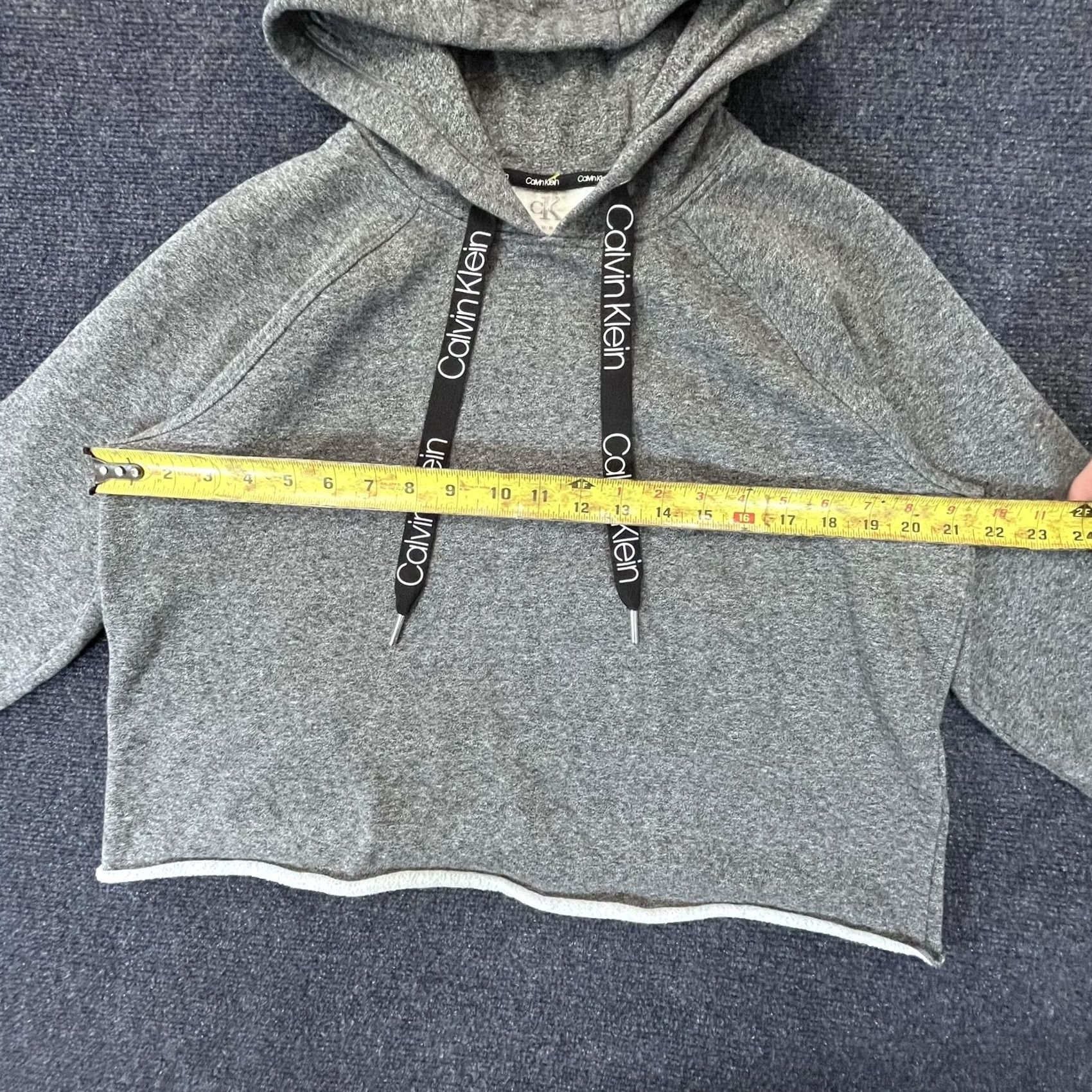 Calvin Klein VINTAGE Calvin Klein Hoodie Womens Medium Gray Crop Pullover Logo Drawstring Sweatshirt Size M / US 6-8 / IT 42-44 - 3 Thumbnail
