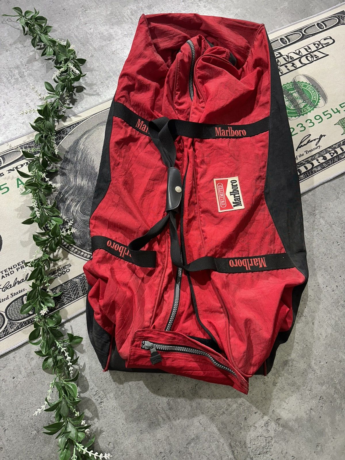 Marlboro Vintage 90’s Marlboro Unlimited Red Travel Bag Size ONE SIZE - 7 Thumbnail