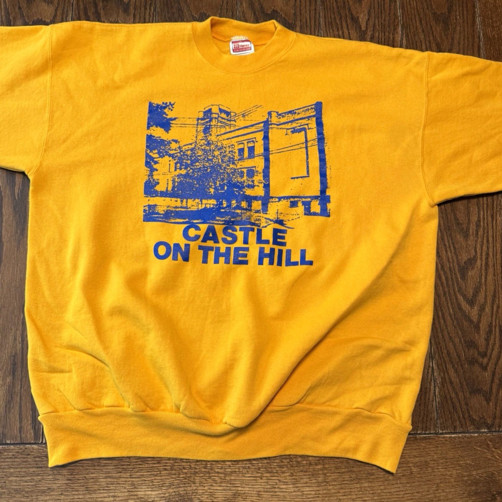 Hanes VINTAGE Hanes Sweatshirt Castle On The Hill Pittsburgh University Yellow Blue Graphic Print XL Mens Pullover Crew Neck Size US XL / EU 56 / 4 - 2 Thumbnail