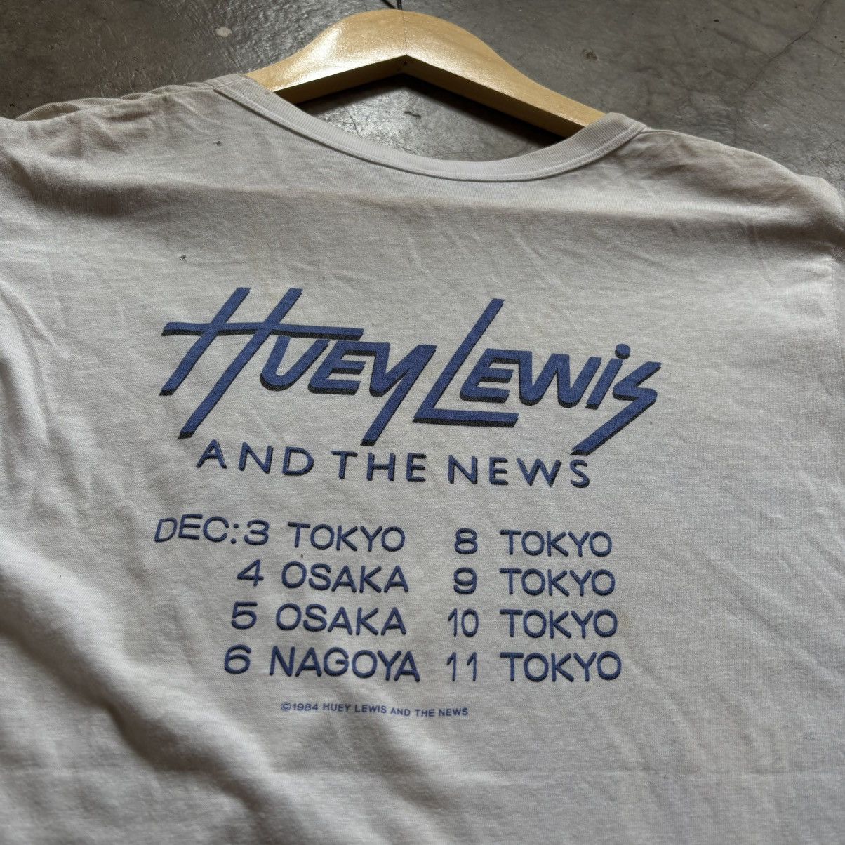 Band Tees Huey lewis and the news vintage 80s band Size US M / EU 48-50 / 2 - 6 Thumbnail