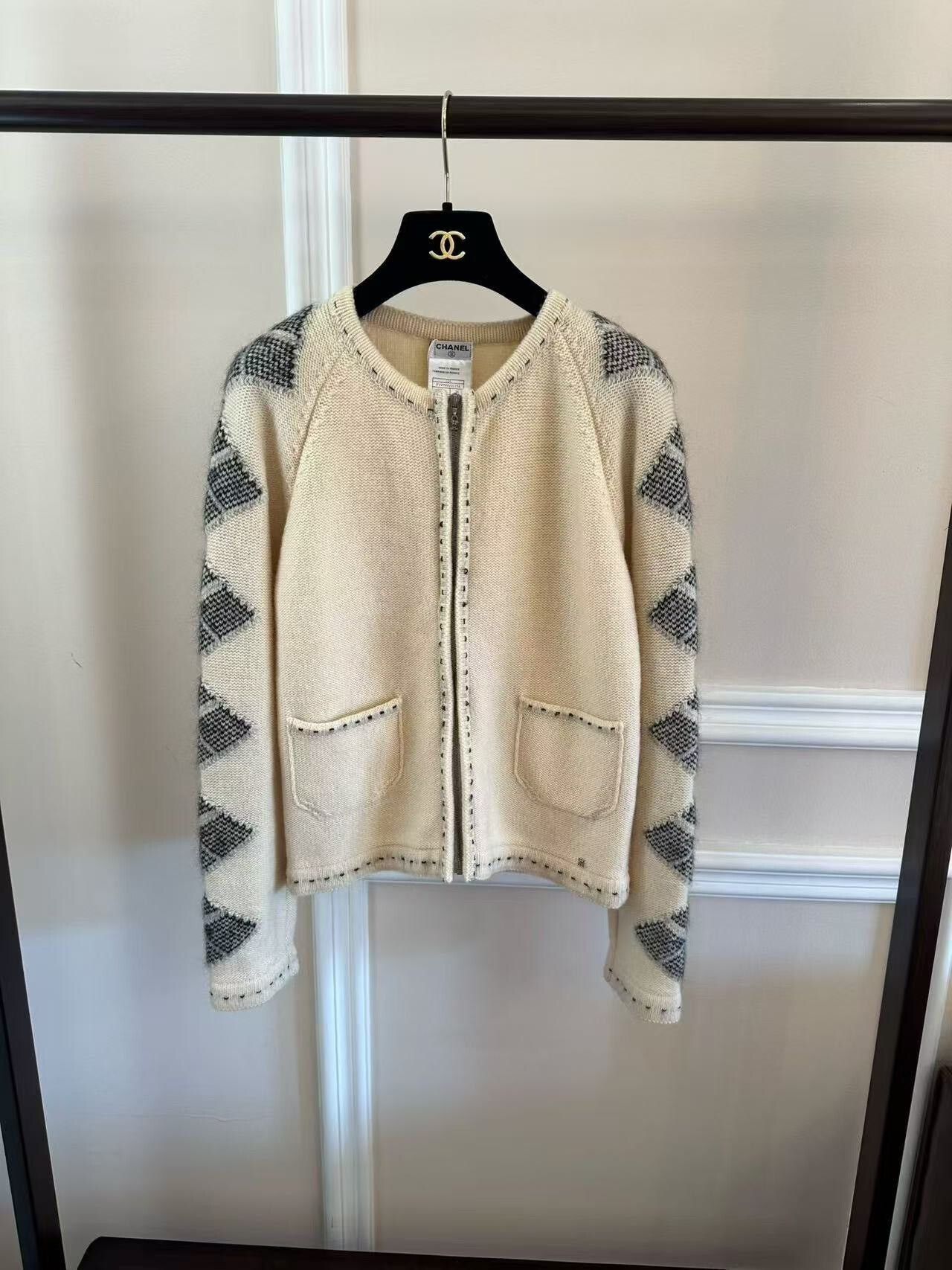 Chanel Chanel Beige Cardigan Coat Size XS / US 0-2 / IT 36-38 - 1 Thumbnail