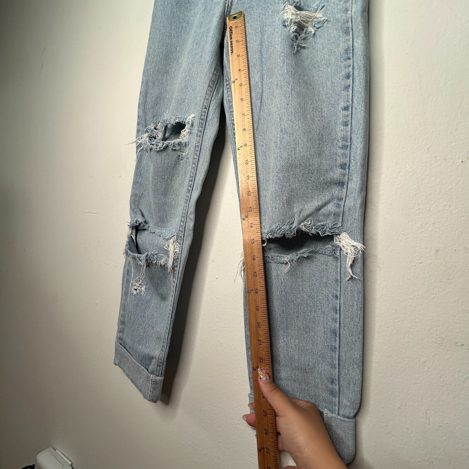 Calvin Klein Calvin Klein Light Wash Distressed Cuffed High-Rise Jeans 4 Size 27" / US 4 / IT 40 - 12 Thumbnail