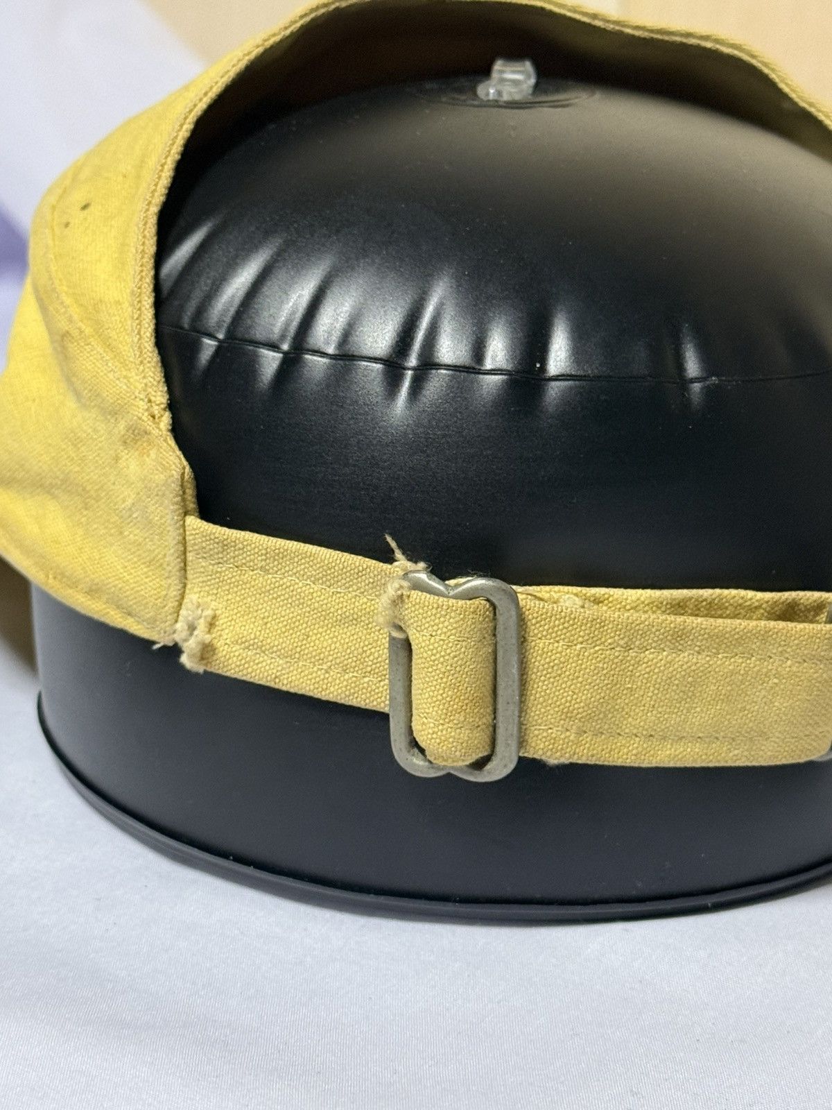 Vintage vintage yellow cap branding for White Horse Scotch Whisky. Size ONE SIZE - 10 Thumbnail