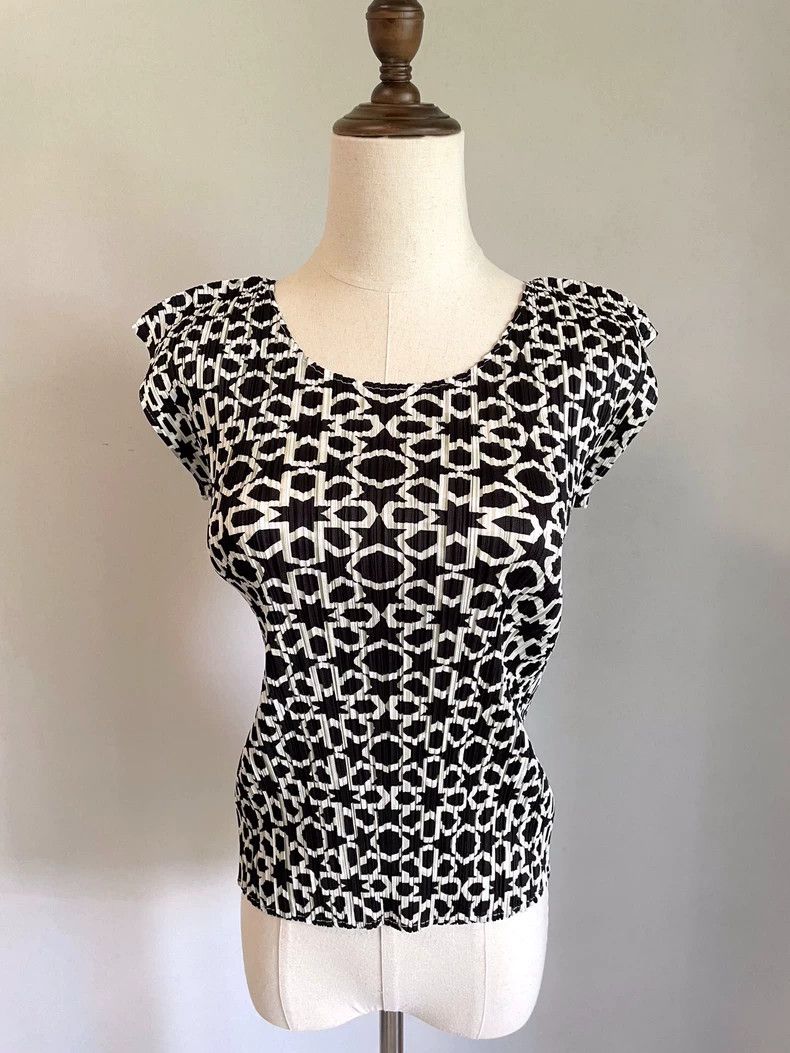 Issey Miyake Issey Miyake size:3 Black and white star snowflake short-s Size M / US 6-8 / IT 42-44 - 2 Thumbnail