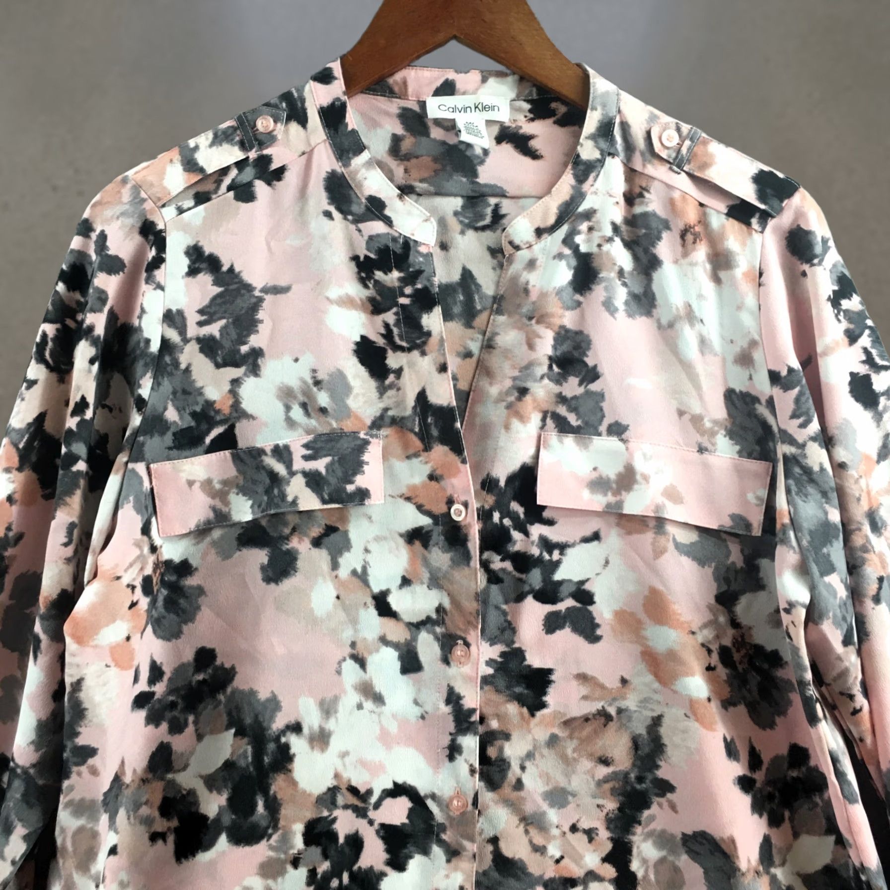 Calvin Klein Calvin Klein Blouse Top Womens M Pink Floral Long Sleeve Casual V-Neck Roll Tab Sleeve Shirt Pattern Floral Ladies Mens Womens Size M / US 6-8 / IT 42-44 - 1 Thumbnail