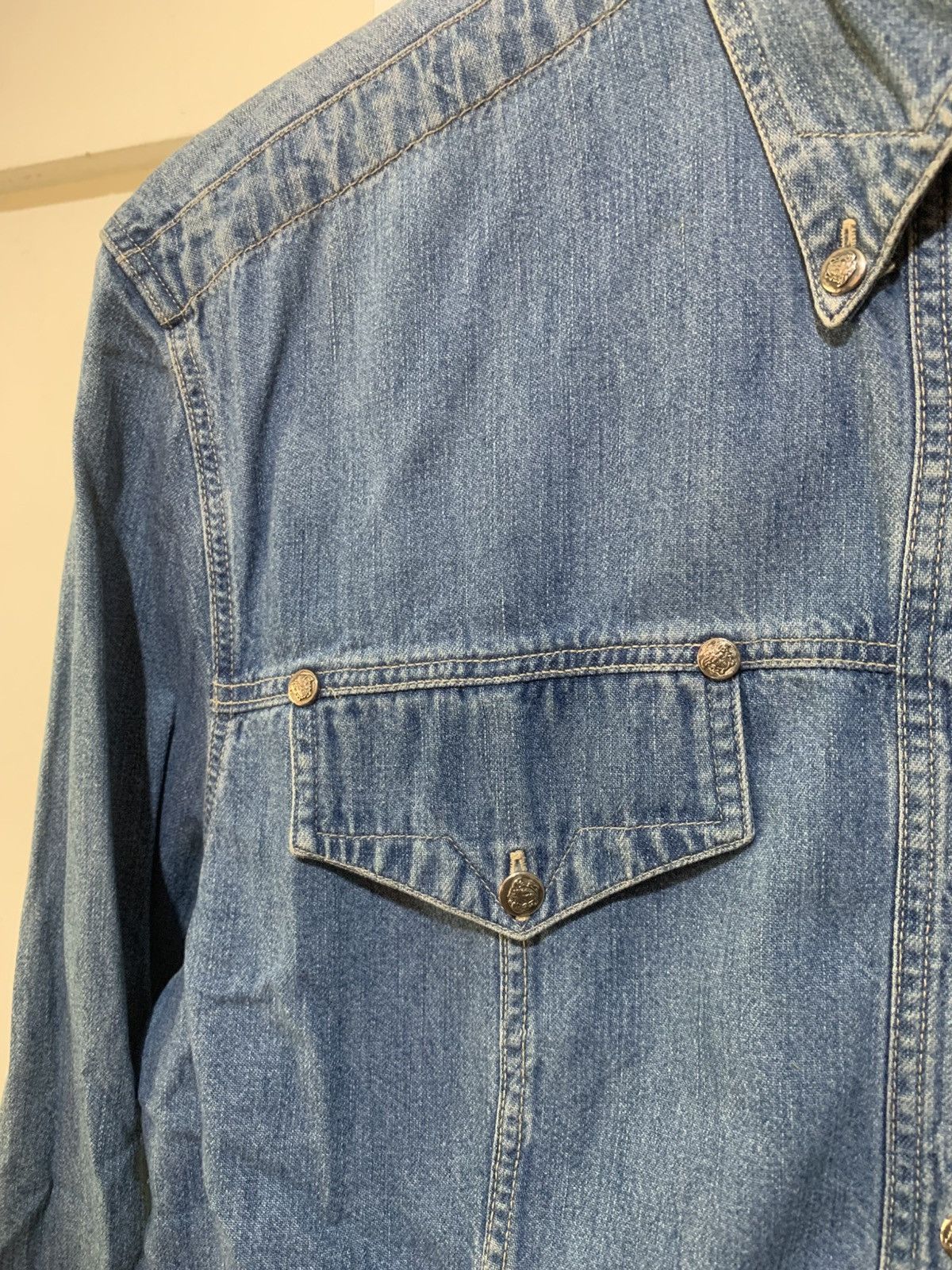 Versace Vintage 90s Istante Versace Denim Shirt w Istante Buttons Size US M / EU 48-50 / 2 - 6 Thumbnail