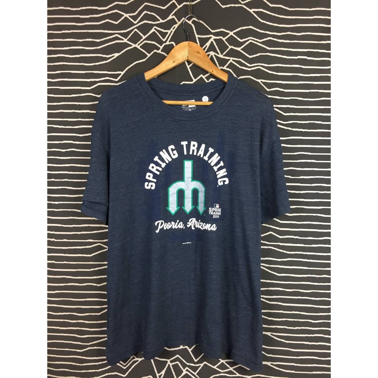 MLB × New Era × Sports Specialties New Era Seattle Mariners MLB Spring Training Boxy Fit Tee Size US XXL / EU 58 / 5 - 1 Thumbnail