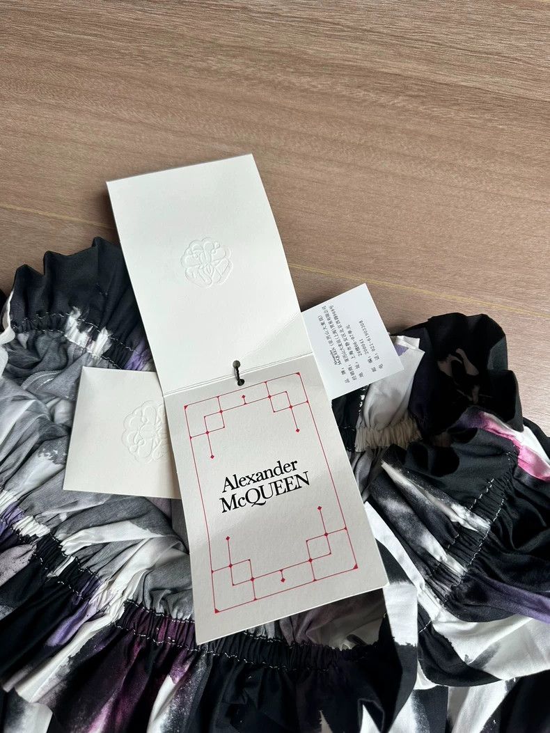 Alexander McQueen Alexander McQUEEN Off shoulder long sleeved printed dress 2 Size XS / US 0-2 / IT 36-38 - 4 Thumbnail